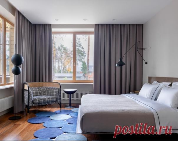 Светлая спальня с окнами на две стены. В современном стиле!