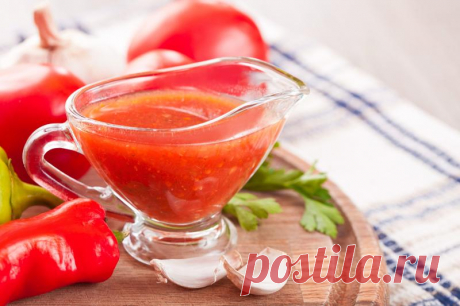 Хреновина

Честно говоря, ничего необычного в хреновине нет. Но мы все равно включили ее в список – за лингвистическую и кулинарную остроту. Хреновина – это приправа из протертых помидоров, чеснока и хрена, иногда с добавлением черного или красного перца и с прочими вариациями. Готовят ее в основном на Урале, в Сибири и в Поволжье, а в Казахстане она известна под именем «огонек». Кое-где похожий соус называют аджикой, но буквоеды заметят, что в настоящей аджике помидоров сроду не бывало, зато