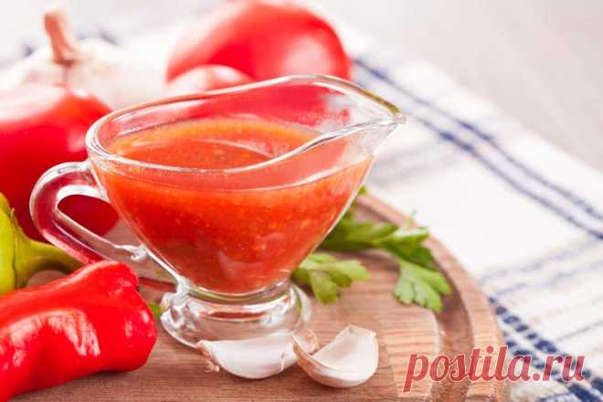 Хреновина

Честно говоря, ничего необычного в хреновине нет. Но мы все равно включили ее в список – за лингвистическую и кулинарную остроту. Хреновина – это приправа из протертых помидоров, чеснока и хрена, иногда с добавлением черного или красного перца и с прочими вариациями. Готовят ее в основном на Урале, в Сибири и в Поволжье, а в Казахстане она известна под именем «огонек». Кое-где похожий соус называют аджикой, но буквоеды заметят, что в настоящей аджике помидоров сроду не бывало, зато