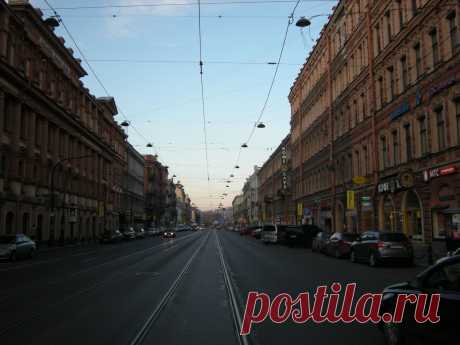 Ранним питерским утром на Владимирском проспекте.