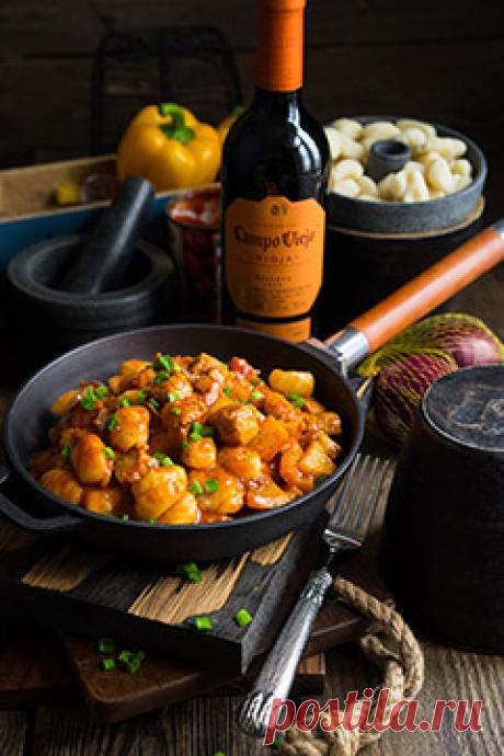 Паприкаш с мясом и ньокками - немного Австро-венгрии - Andy Chef (Энди Шеф) — блог о еде и путешествиях, пошаговые рецепты, интернет-магазин для кондитеров Паприкаш с мясом и ньокками — немного Австро-венгрии Между мастер-классами в Москве я пролистывал журнал Гастрономъ и увидел новое для себя блюдо — паприкаш. Это что-то среднее между гуляшом и мясом с овощами в соусе. Его идея в использовании большого количества паприки, благодаря которой открываются сильные ароматы и х...