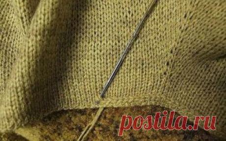 Обвязка края лицевой глади Когда нужно обработать край лицевой глади, но не хочешь вязать резинку Пояснения от автора: сначала крючком прокладывается тамбурный шов (косичка), отступив от края мм 3-4.