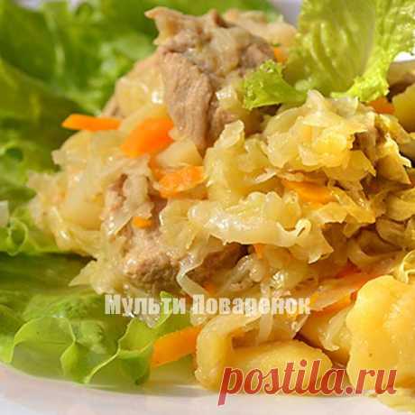 Тушеная капуста со свининой и картофелем.