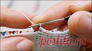 Вязание с бисером для начинающих. Мастер-класс
Этот мастер-класс для тех, кто давно хотел соединить пряжу и бисер, но никак не решался. Все не так сложно, как кажется на первый взгляд. Попробуйте, и у вас обязательно получится!
Набираем бисер на нить, не отрывая нити от катушки. Длина нити с нанизанным бисером примерно 1,5 метра. Вяжем полотно столбиками без накида, оставляя бисер с внешней стороны вязания.
Фото 1: На фото показано положение рук при вязании – небольшое количество бисера указа