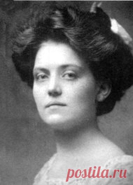 Стюардесса океанских лайнеров пассажидечной недостаточности. / Историческая справка