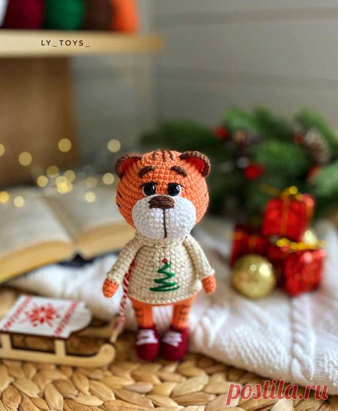 PDF Тигрёнок крючком. FREE crochet pattern; Аmigurumi animal patterns. Амигуруми схемы и описания на русском. Вязаные игрушки и поделки своими руками #amimore - тигр в новогоднем свитере, тигрёнок из обычной пряжи, котик, кот, кошечка, кошка, котенок.