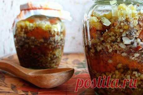 «Паста Гиппократа» - натуральное средство для поддержания сердца 

Такая вкусная, что ее вполне можно использовать в качестве десерта к чаю. Кроме этого она обладает мощными целительными свойствами. 

1 часть кураги, 1 часть чернослива без косточек, 1 часть инжира, 1 часть грецких орехов, 1/ 3 части меда (например, по 300 г кураги , чернослива, инжира, орехов и 100 г меда). Сухофрукты промыть, если курага и чернослив очень плотные - замочите их ненадолго в небольшом количе...