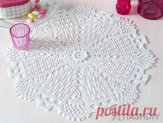 САЛФЕТКА С АЖУРНЫМИ КЛИНЬЯМИ КРЮЧКОМ,
описание: http://nash-diy.ru/vjazanie-dlja-doma/salfetki/170-salfetka-s-azhurnymi-klinjami-krjuchkom.html