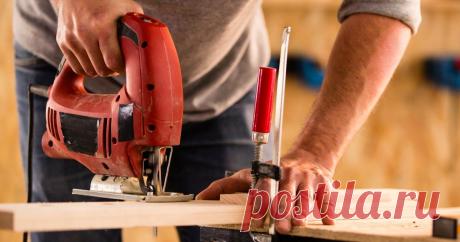 Обзор лобзика Hummer LZK500LE  на Яндекс.Маркете С деревом я люблю работать ручной пилой. Так разрезы получаются ровнее и прокачивается мускулатура. Электролобзик беру, чтобы пилить сырую сосну, разбирать рухлядь на дрова и фигурно резать фанеру. Недавно сломался мой лобзик Bosh PST 650. Пришлось срочно купить недорогую замену — Hummer LZK500LE. Этот лобзик обошелся дешевле ручной пилы, но очень выручил меня при сборке корпуса аудиосистемы.