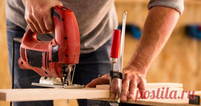 Обзор лобзика Hummer LZK500LE  на Яндекс.Маркете С деревом я люблю работать ручной пилой. Так разрезы получаются ровнее и прокачивается мускулатура. Электролобзик беру, чтобы пилить сырую сосну, разбирать рухлядь на дрова и фигурно резать фанеру. Недавно сломался мой лобзик Bosh PST 650. Пришлось срочно купить недорогую замену — Hummer LZK500LE. Этот лобзик обошелся дешевле ручной пилы, но очень выручил меня при сборке корпуса аудиосистемы.