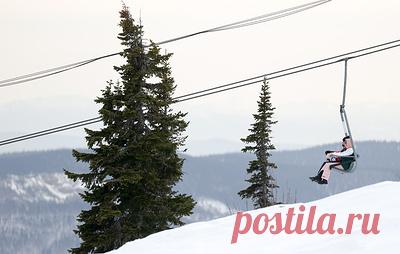 На курорте Шерегеш за три дня выпало 68,8% среднемесячной нормы осадков. Специалисты приводят в порядок дороги, где из-за сугробов пока затруднено движение