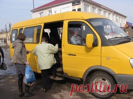 Маршрутка почти полная. На остановке заходит парень. Передает водителю 
20 рублей за проезд и получает сдачу 1 рубль. 

Рубль из рук выскальзывает и падает под сиденья, на которых сидят 
пожилые женщины. Парень наклоняется, пытается найти сдачу и неожиданно 
пукает. 

В маршрутке - тихий смех, хихиканье. А одна из бабушек говорит другой: 
"И стоило из-за рубля так жопу рвать!"

Маршрутка взрывается от хохота. Парень становится пунцовым и просит 
остановить маршрутку, выход...