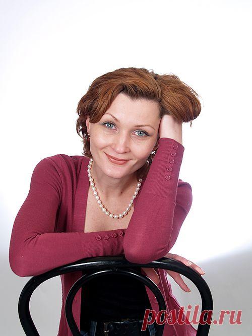 Юлия Гирева / Стихи.ру - национальный сервер современной поэзии.
Юлю узнала благодаря блогам майл.ру. Притянуло навсегда. Очень нравится как она часто строит стих- лесенкой по типу Маяковского, но при этом это нежная женская поэзия, от которой я в восторге.