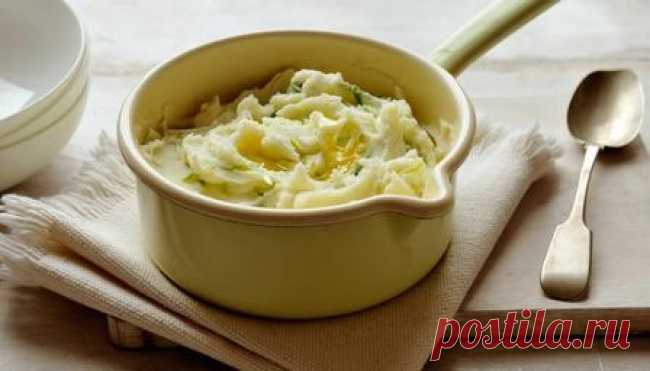 4 варианта самого вкусного картофельного пюре

Картофель 10 минут варить в воде, воду слить, залить кипящим молоком, довести до готовности и размять в пюре с добавлением толченых орехов.

Картошку размять в пюре, добавив кипящий куриный бульон. Хорошо взбить миксером.

Сыр твердых сортов натереть на мелкой терке, пюре чуть разбавить горячим молоком, добавить сыр и тщательно перемешать.

Картошку размять, добавить сливочное масло. Перемешать с мелко нарезанной зеленью и чесноком.