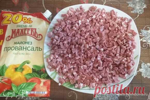 Салат «Блондинка». Ингредиенты: колбаса копченая, сыр голландский, помидоры