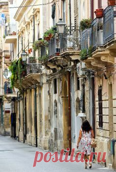 Ancient towns of Sicily | Travellers tour old town of…
