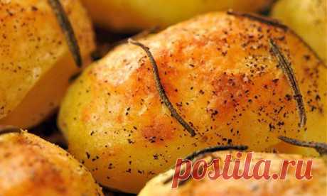Вкусный и ароматный гарнир: Запеченный картофель в крупной соли!