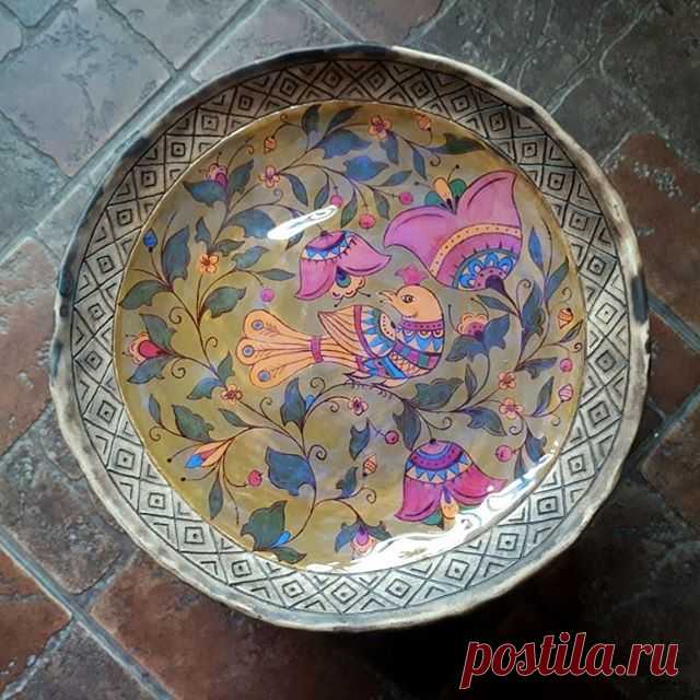 Тарелка глубокая, молочение
#yugavyugaclay #Керамика #посударучнойработы #роспись #handmade #clay #гончарство #домашнийдекор #северная роспись #всёдлядома #надглазурнаяроспись
