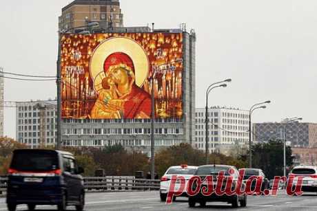 Огромные иконы появились на зданиях Москвы. Огромные световые проекции православных икон появились на фасадах зданий Москвы. Отмечается, что столичные власти разместили световые инсталляции в рамках выставки христианского искусства «Лики Марии — Образы Света», которая пройдет с 9 октября по 9 ноября в «Центре искусств. Москва».