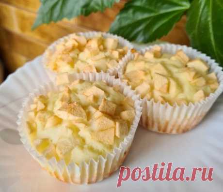 Кексы с яблочком 
⠀
Готовятся они очень быстро из минимума продуктов 
⠀
1 яйцо
2 ст.л. мягкого творожка (сметаны)
1/2 ч.л. разрыхлителя
3 ст.л. муки
подсластитель

⠀
Все смешать. Яблоко порезать кубиками. Формочки (у меня получилось 3 шт) смазать маслом. Выложить тесто и сверху выложить яблоки.
⠀
Выпекать в разогретой духовке при 180° минут 20-25.
⠀
Приятного аппетита!
⠀