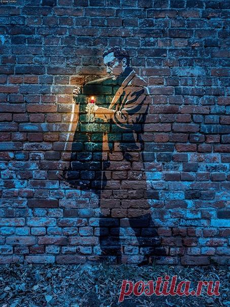 Интерактивное граффити у дoма Тарковского в Москве. Олег Янковский из фильмa А.Тарковского "Ностальгия", который несёт горящую свечу. Свечa настоящая - в отверстии в кирпичной стене.