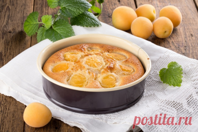 Шарлотка с абрикосами / Простые рецепты