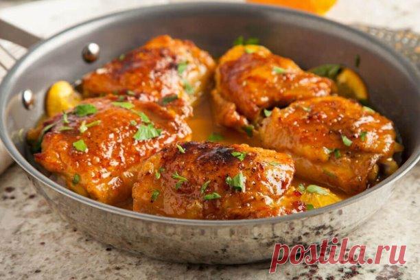 Курица, маринованная в горчично-медовом соусе

Прежде всего нужно приготовить маринад:

на 1 кг окорочков (бедрышек, ножек и т.п. )
мед - 3 столовые ложки
соевый соус - 2 столовые ложки
растительное масло - 2 столовые ложки
горчица обычная - 1 столовая ложка
горчица зерненая - 1 столовая ложка


Приготовление:

куриные бедра моем, немного промокаем бумажным полотенцем, снимаем кожу

укладываем в форму для готовки

сверху заливаем маринадом (для этого смешиваем все ингридие...