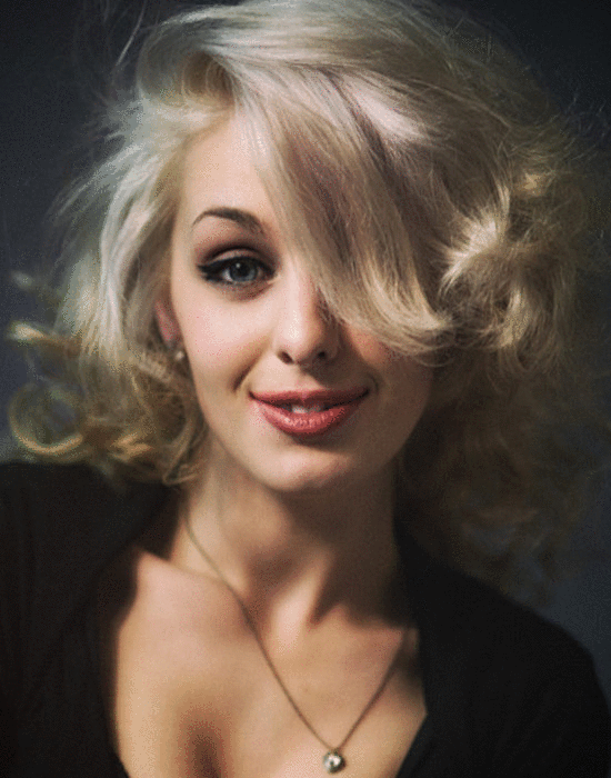 Плейкаст «*** Я бываю такая разная...***»
Я бываю такая разная!
То печальна....
То весела.....
То смеюсь 
От счастья в танце закружусь...
То до чертиков ревнива...
В минуты грусти — плачу.
В минуты нежности
— Слова любви шепчу....
А иногда витаю в облаках...
С душой своею бываю часто не в ладах....
Не всегда я правильна бываю...
Но всегда могу прощенья попросить...
Вот так я и живу
Я не привыкла каяться...
какая есть
Такой встречайте вы меня...
Это  Я...!