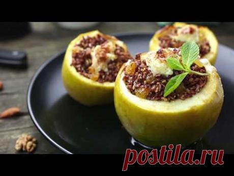 Как приготовить печеное яблоко с красным рисом, изюмом и орехами | Простой рецепт