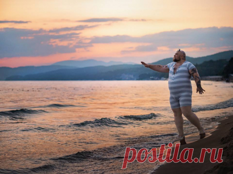 Харизматичный мужчина высмеивает типичные фото девушек на пляже . Тут забавно !!!