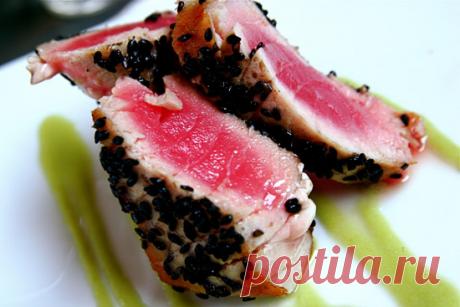 Из чего готовить стейк, помимо говядины и свинины
Само слово стейк означает качественно приготовленный толстый кусок мяса, вырезанный из туши животного чаще всего поперек, но в некоторых случаях и вдоль волокон. Как правило, для стейков использую…