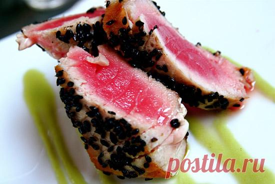 Из чего готовить стейк, помимо говядины и свинины 



Само слово стейк означает качественно приготовленный толстый кусок мяса, вырезанный из туши животного чаще всего поперек, но в некоторых случаях и вдоль волокон. Как правило, для стейков использую…