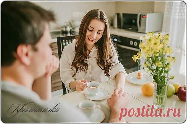 Легкий привкус кофе на губах…
В нежном поцелуе тает утро.
Вновь застыли стрелки на часах,
Вечностью сплетая все минуты.
Так волнует душу аромат
Горько–сладкий…Счастье с ноткой грусти.
Если кто-то в чем-то виноват,
Кофе на двоих – и боль отпустит.
Прочь летят в рассвет обрывки снов,
Словно в поднебесье птичьи стаи.
Кофе…или, может быть, любовь?
Нежно на губах моих растает…
********8© Copyright: Романова Анжелика