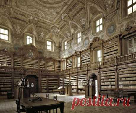 Герои знаменитой библиотеки Джероламини уволены после 40 лет службы - Неаполь по-славянски

Вместо пожизненной ренты, обещанной государством за заслуги, с 1 июля они уволены по причине истекания срока контракта и вынуждены жить благотворительностью