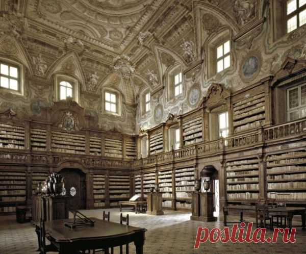 Герои знаменитой библиотеки Джероламини уволены после 40 лет службы - Неаполь по-славянски

Вместо пожизненной ренты, обещанной государством за заслуги, с 1 июля они уволены по причине истекания срока контракта и вынуждены жить благотворительностью