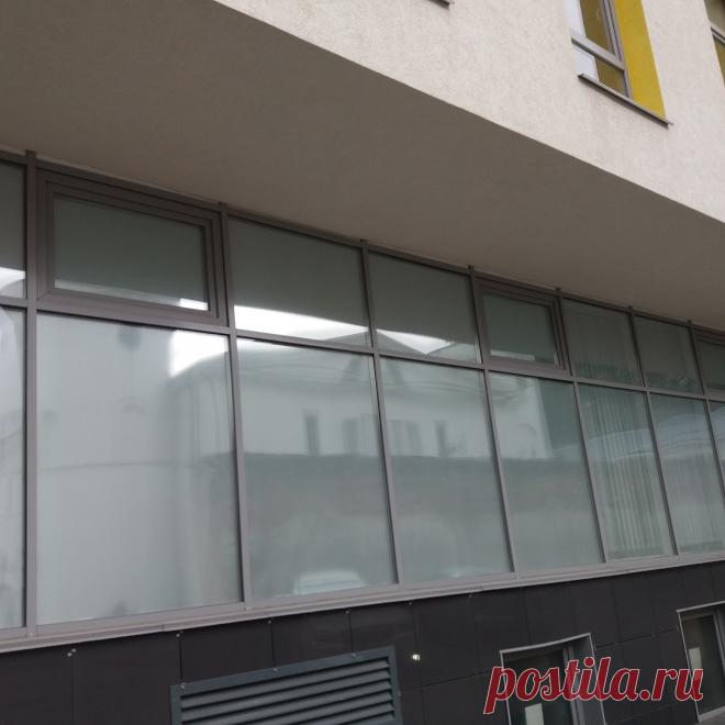 На витраж была наклеена пленка белая шелкография ,но эффект приватности для ночного времени не сохранился.Только в сочетании белой шелкографии и зеркальной пленки достигнут эффект приватности для помещения и днем, и ночью