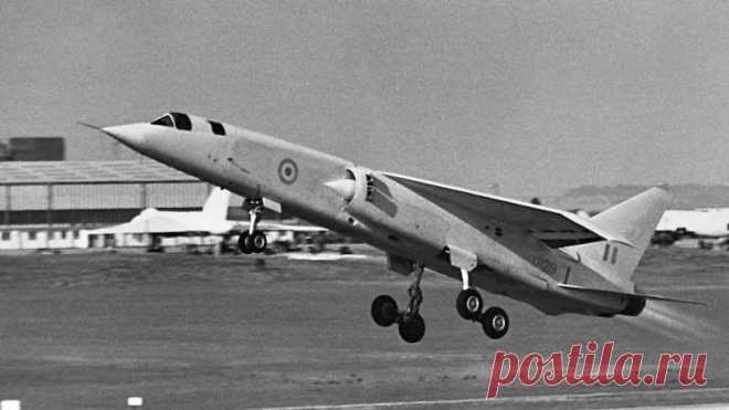 Экспериментальный тактический бомбардировщик BAC TSR.2 Разработка экспериментального тактического бомбардировщика-разведчика TSR.2 велась британскими фирмами English Electric и Vickers-Armstrongs, объединившимися в 1960 году в British Aircraft Corporation…