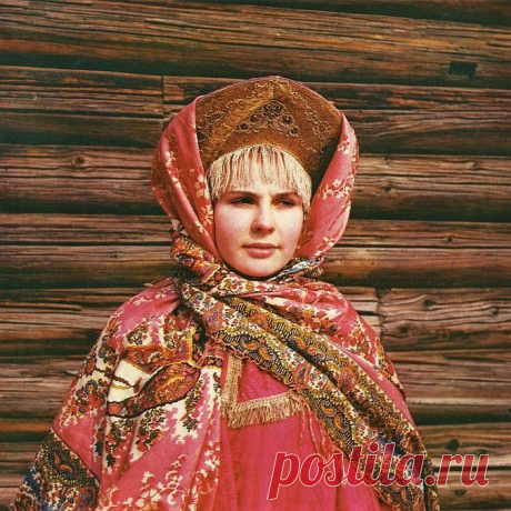 Кокошник Костромской губернии и шерстяная с тканым рисунком шаль. Первая половина XIX века.