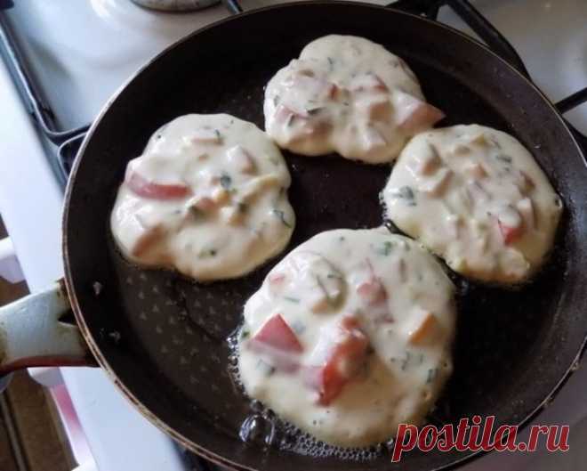Завтрак-фурор: оладьи со вкусом пиццы Частенько готовлю себе такой завтрак! Ингредиенты: кефир (объёмом 250 мл) — 1 стак. сыр твердый (моцарелла для пиццы или любой вами любимый сыр) — 70 г ветчина (из индейки, любая вами любимая или колбаса) — 100 г мука пшеничная — 1 стак...