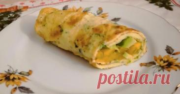 Роллы из омлета с авокадо, помидорами и зеленью