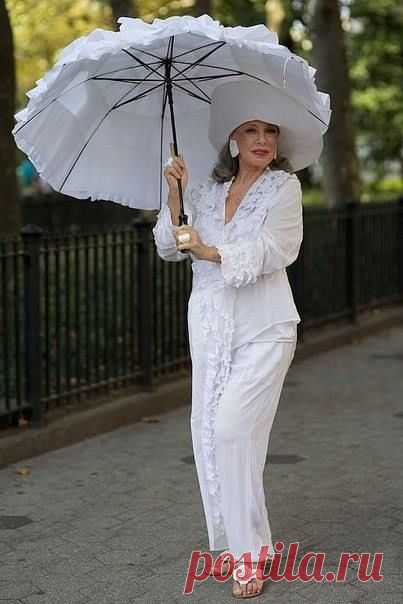 А девочкой-то можно быть и в сорок,
И в сорок пять, и в пятьдесят.
Кто сердцем чист и кто душою молод,
Тому и юности не занимать.
Бальзаковская женщина, ну, чем Вам не девчонка?
Всё может, всё умеет, всем горит.
А чувствует она настолько тонко,
Вот почему ей возраст не вредит.
А как горят глаза у этой дамы!
Которая всё может, всем горит.
Вот почему мужчины благодарны
Той девочке, в которой тетка спит.
Меня покритикуйте за склоненья
И за нелепый, в общем-то, падеж...