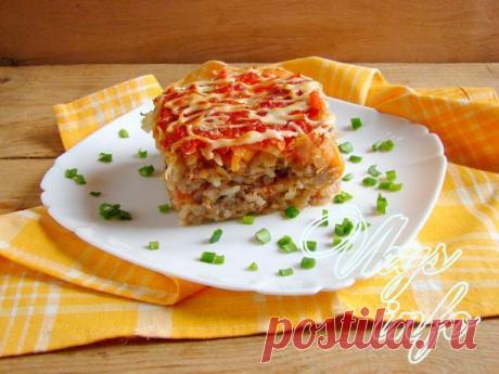 Ленивые голубцы в духовке слоями Для готовки нам понадобиться следующая кухонная утварь: доска разделочная, 2 кастрюли, сковорода, 2 миски, дуршлаг, нож, терка, форма для запекания. Начнём нашу готовку с того, что поставим на плиту две кастрюли с водой. Пока они будут нагреваться, промоем хорошо рис. Внимание! Советуем брать