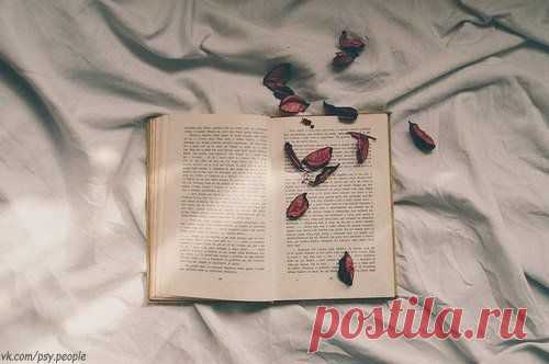 ..Все люди, как книги, и мы их читаем,
Кого-то за месяц, кого-то за два.
Кого-то спустя лишь года понимаем,
Кого-то прочесть не дано никогда.

… Кого-то прочтём и поставим на полку,
Пыль памяти изредка будем сдувать...
И в сердце храним... но что с этого толку?
Ведь не интересно второй раз читать!
Есть люди-поэмы и люди-романы,
Стихи есть и проза - лишь вам выбирать.
А может быть, вам это всё ещё рано
И лучше журнальчик пока полистать?