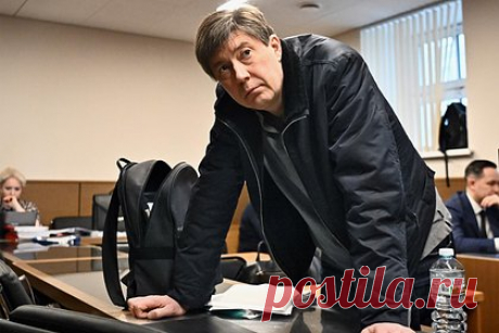 Владельца обанкротившегося банка «Югра» Хотина отправили в СИЗО. Замоскворецкий суд Москвы отправил в СИЗО владельца банка «Югра» Алексея Хотина по делу о растрате более 23 миллиардов рублей. Хотину, находящемуся под домашним арестом, изменили меру пресечения по ходатайству прокуратуры. Он пробудет под стражей три месяца. Судебный процесс начался в 2021 году.
