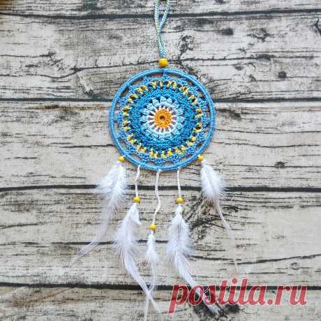 Мандала для медитации для пятой чакры, Вишудхи, которая отвечает за коммуникабельность, волю, самооценку и творчество.

Полезна для людей, имеющих проблемы с щитовидной железой, голосовыми связками, органами дыхания, шеей, зубами, языком, носом, ушами, кожными покровами.