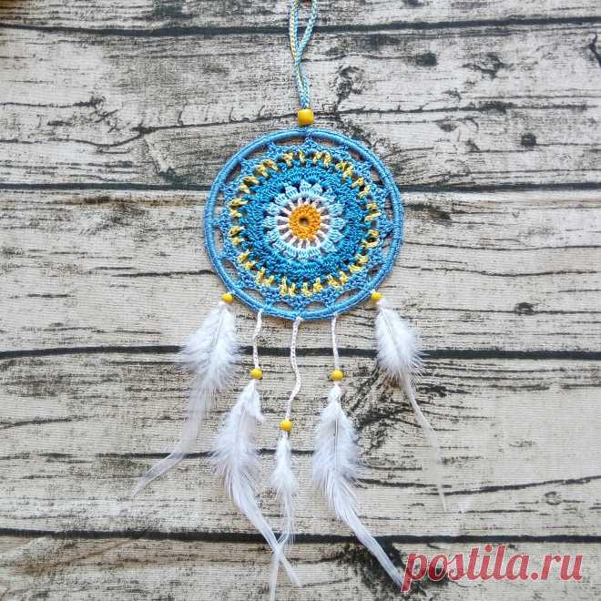 Мандала для медитации для пятой чакры, Вишудхи, которая отвечает за коммуникабельность, волю, самооценку и творчество.

Полезна для людей, имеющих проблемы с щитовидной железой, голосовыми связками, органами дыхания, шеей, зубами, языком, носом, ушами, кожными покровами.