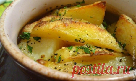 Картошка, тушенная с мясом в горшочке / Рецепты с фото
