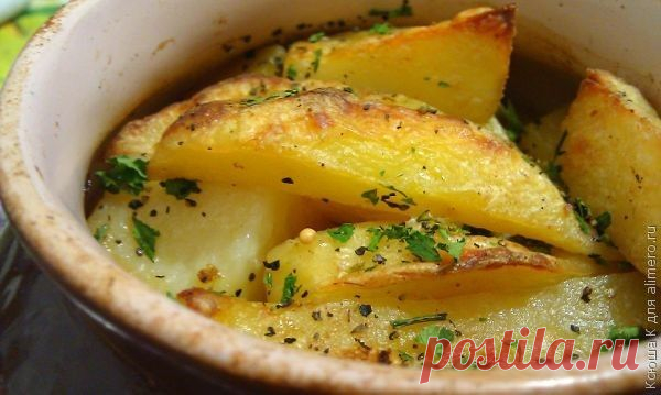 Картошка, тушенная с мясом в горшочке / Рецепты с фото