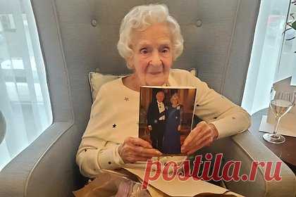 108-летняя женщина раскрыла алкогольный секрет своего долголетия. Жительница Великобритании отметила очередной день рождения и раскрыла секрет своего долголетия. Мэри Энн Клифтон из Лондона родилась 16 марта 1915 года. Женщина всегда любила красивую одежду и с юности работала закройщицей в британской столице. С будущим мужем она познакомилась, когда им обоим было по 12 лет.