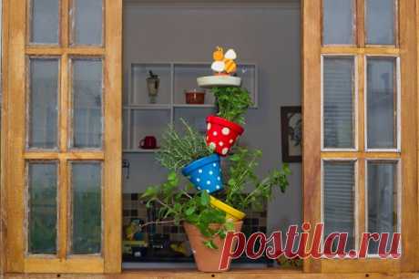 DIY vertical herb garden made of pots - Cute idea for your kitchen